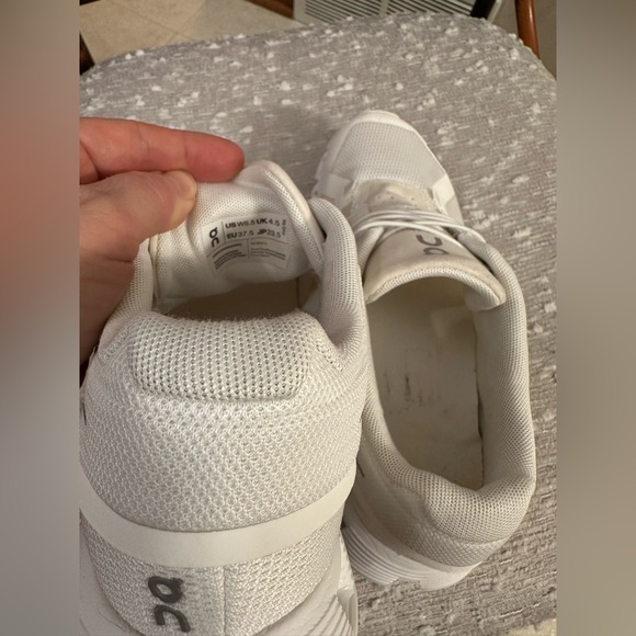 On Running White Sneakers Cloud 6 size 6.5 - Picture 6 of 12